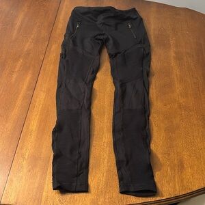 Leggings with mesh panels and zippered pockets